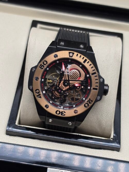 Hublot — esfera esqueleto con bisel oro rosa y caja negra, correa negra