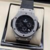 Hublot — cronógrafo con esfera negra, caja gris y correa negra