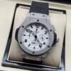 Hublot — cronógrafo con esfera blanca, caja gris y correa negra