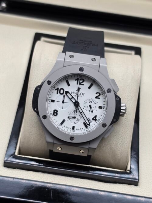 Hublot — cronógrafo con esfera blanca, caja gris y correa negra