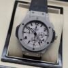 Hublot — cronógrafo con esfera gris clara, caja gris y correa negra