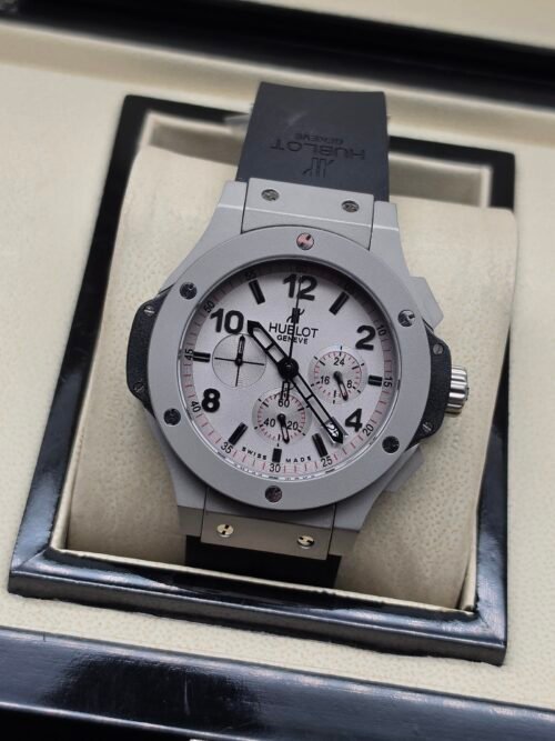 Hublot — cronógrafo con esfera gris clara, caja gris y correa negra