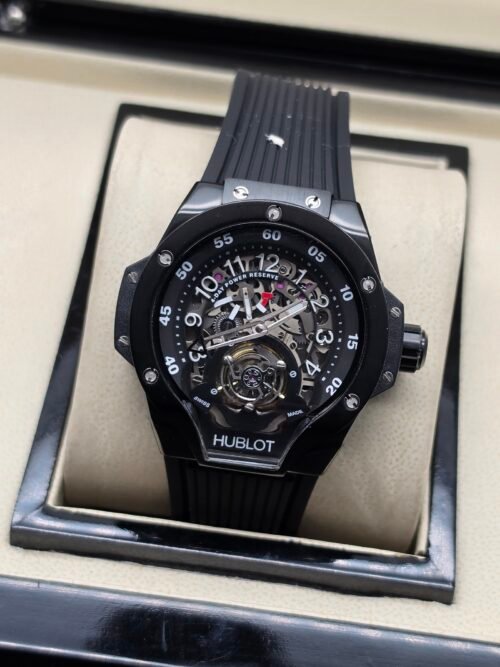 Hublot — esfera esqueleto con tourbillon, caja negra y correa de caucho negra