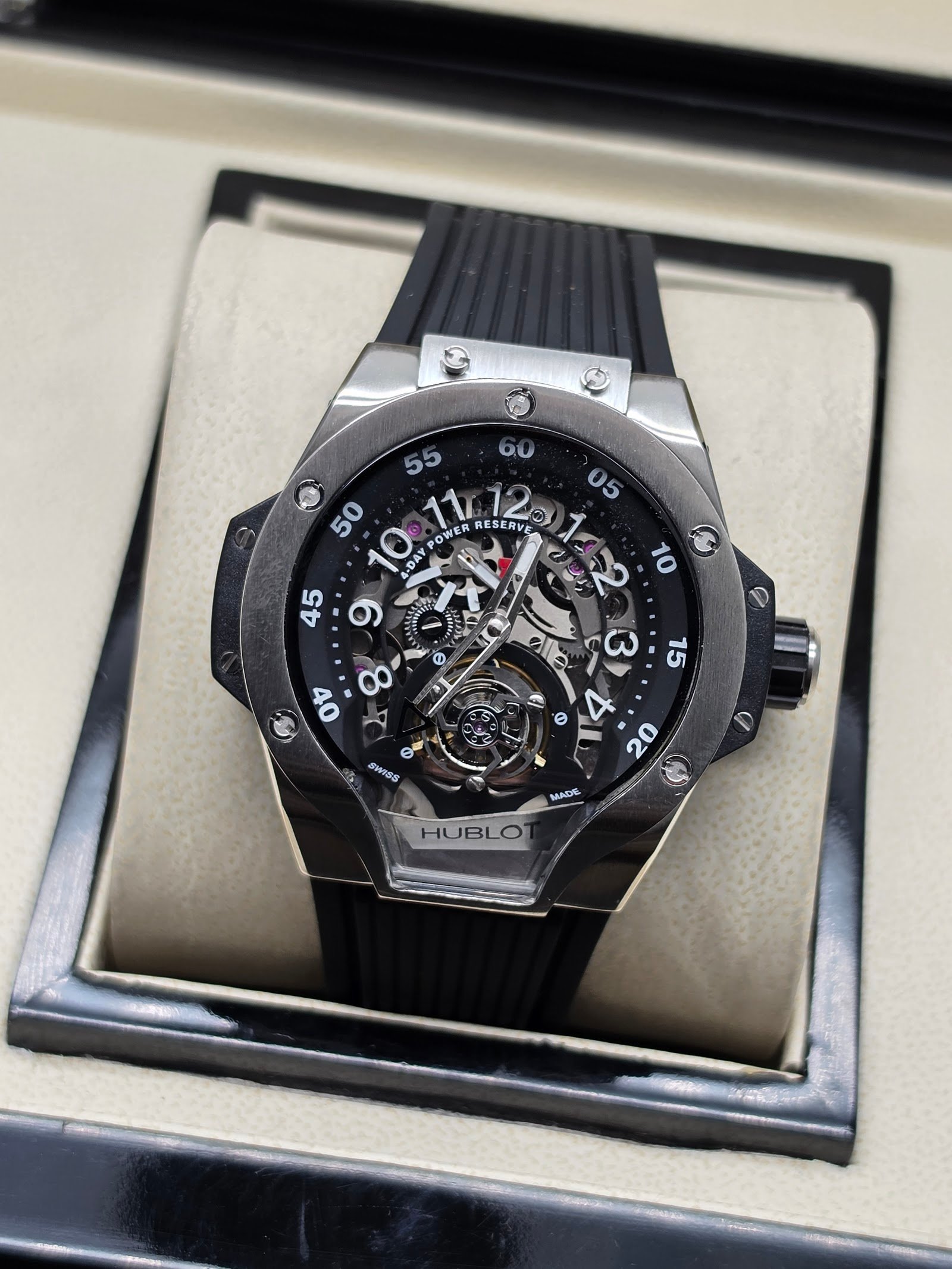 Hublot — esfera esqueleto con tourbillon, caja de acero y correa de caucho negra