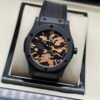 Hublot — esfera camuflada beige, caja negra y correa negra