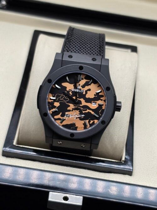 Hublot — esfera camuflada beige, caja negra y correa negra
