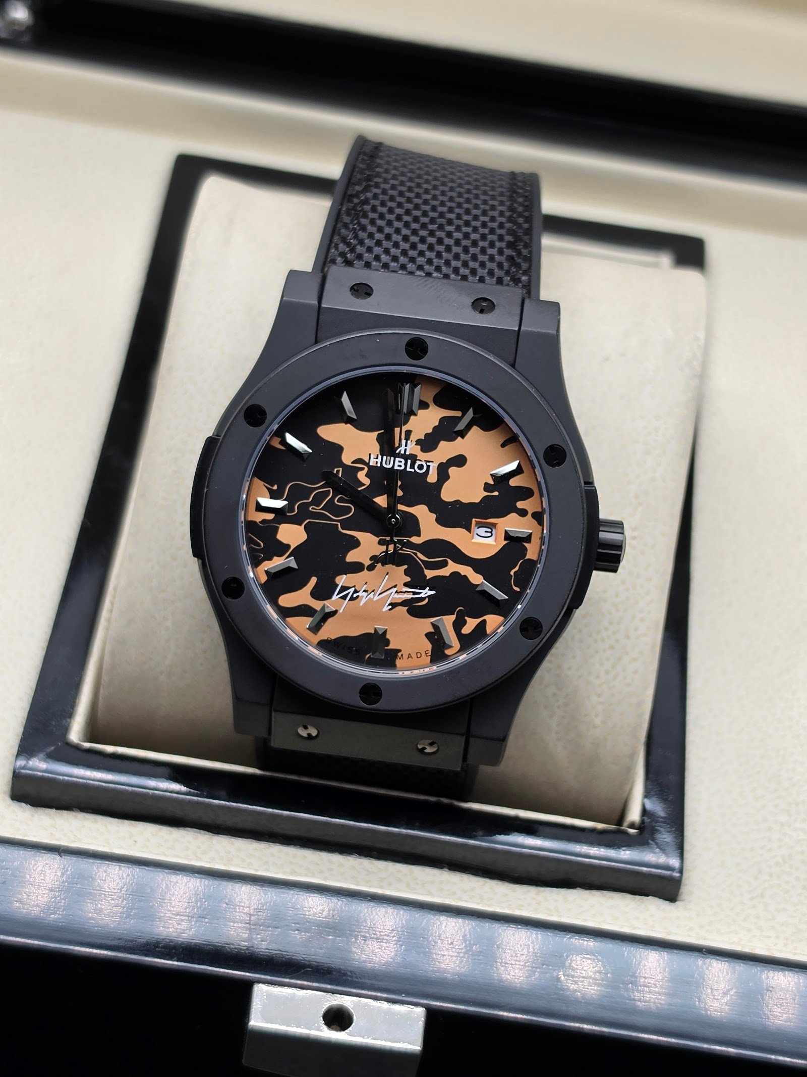 Hublot — esfera camuflada beige, caja negra y correa negra