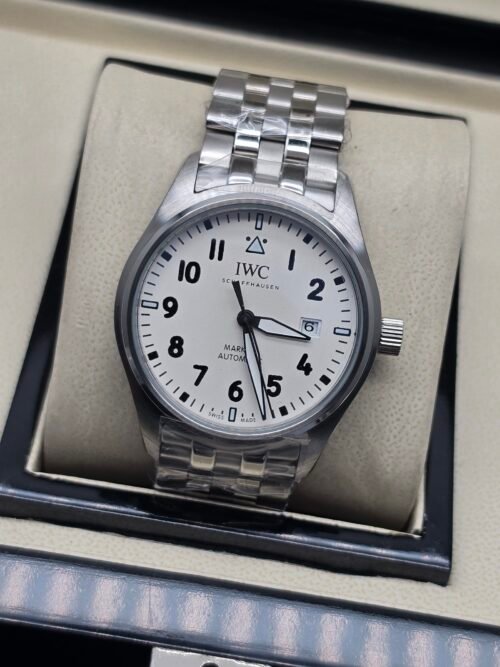 IWC — esfera blanca con números negros y brazalete de acero