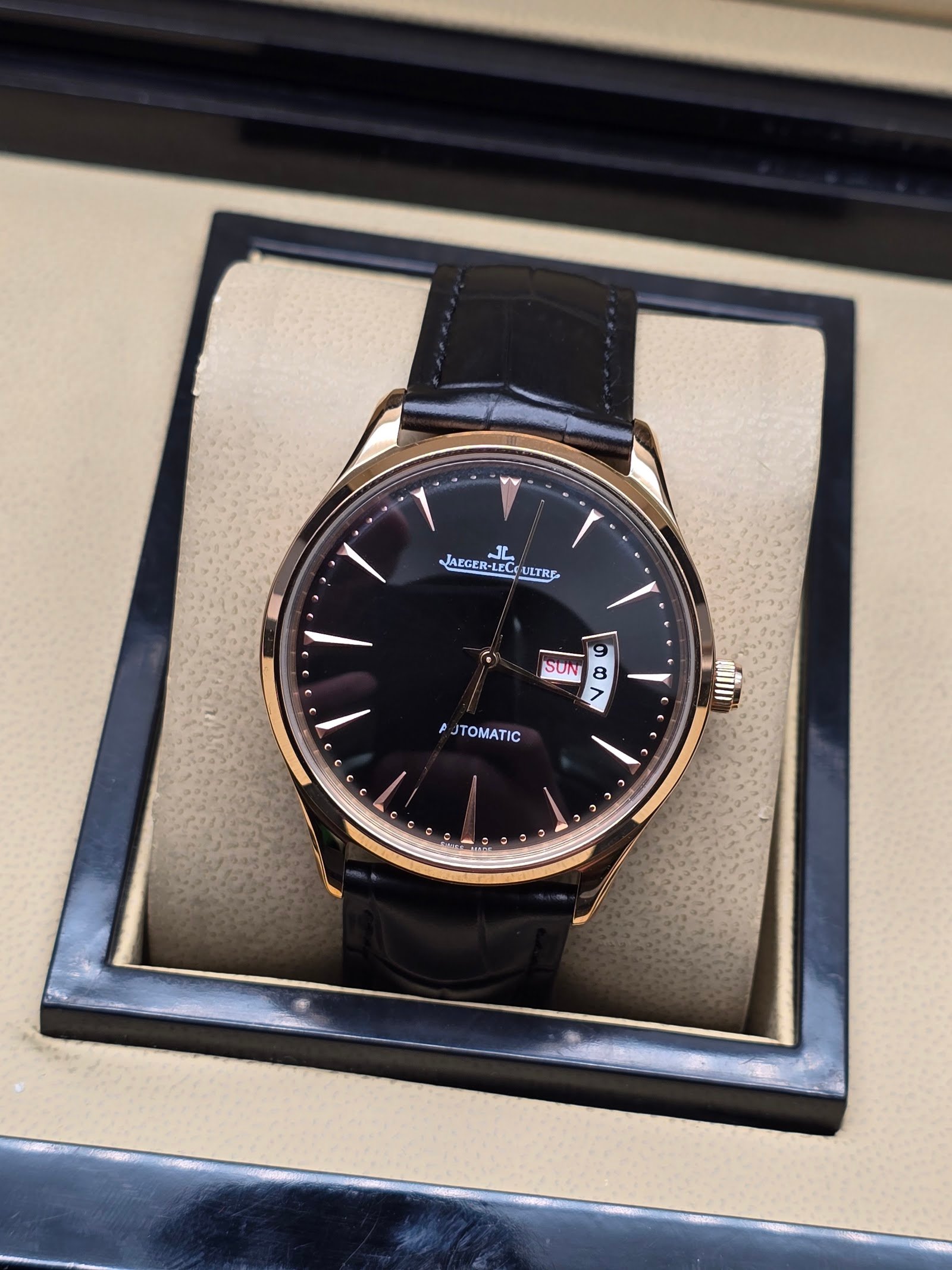 Jaeger-LeCoultre — esfera negra, caja oro rosa y correa de cuero negra