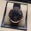 Jaeger-LeCoultre — esfera negra con fases lunares, caja oro rosa y correa de cuero negra