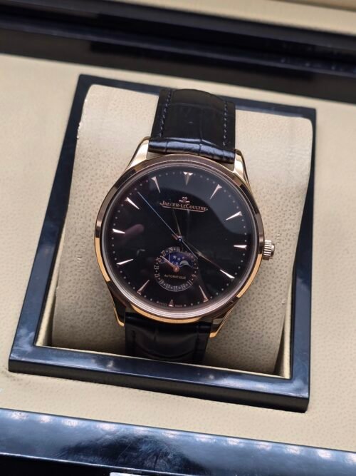 Jaeger-LeCoultre — esfera negra con fases lunares, caja oro rosa y correa de cuero negra