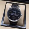 Jaeger-LeCoultre — esfera negra con reserva de marcha, caja de acero y correa de cuero negra