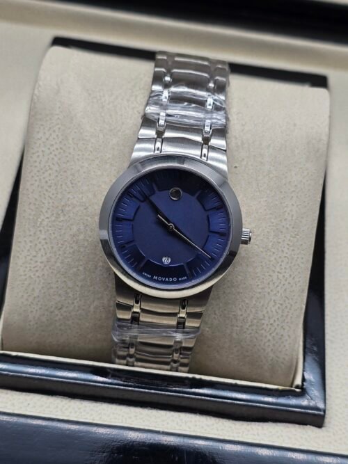 Movado — esfera azul minimalista y brazalete de acero
