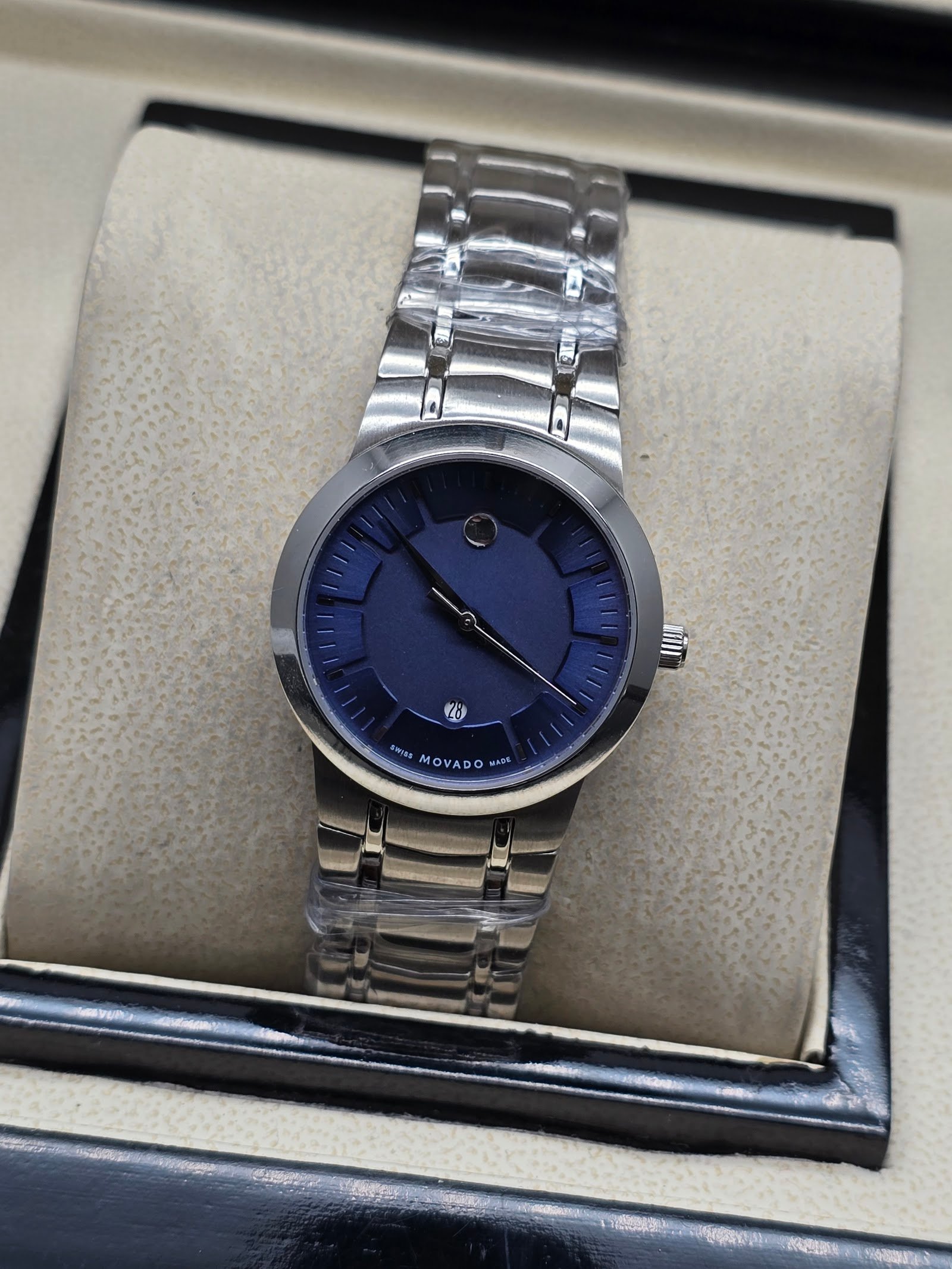 Movado — esfera azul minimalista y brazalete de acero