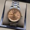 Longines — esfera salmón con fecha y brazalete bicolor