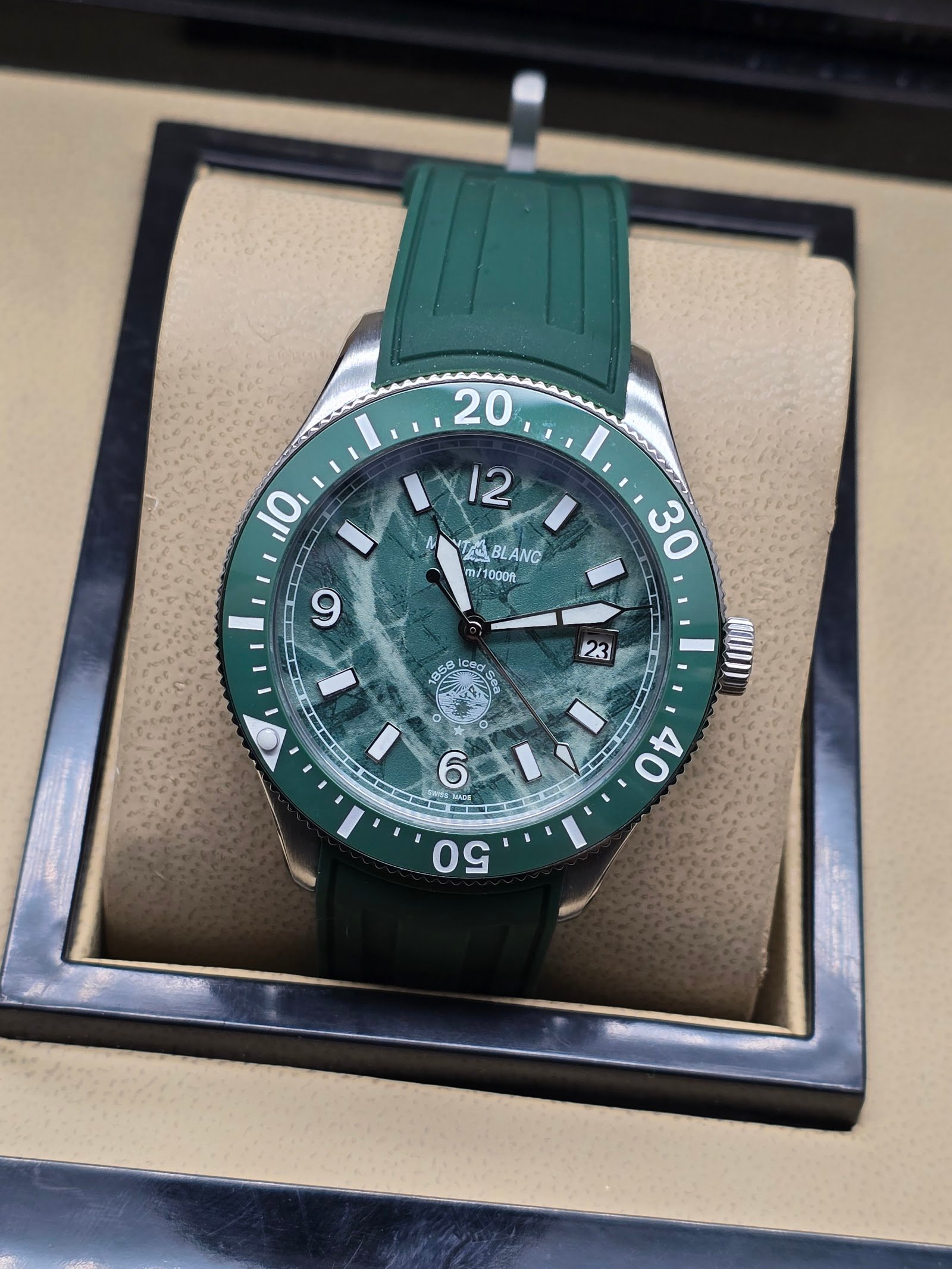 Montblanc — esfera verde texturizada, bisel verde y correa de caucho verde