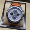 Montblanc — cronógrafo con esfera gris texturizada, caja negra y correa naranja