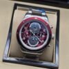 Montblanc — cronógrafo con esfera vinotinto texturizada, bisel vinotinto y brazalete de acero