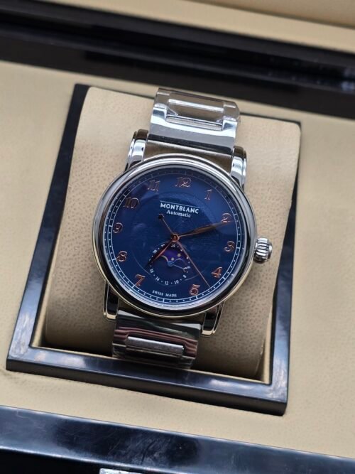 Montblanc — esfera azul con números naranjas, fases lunares y brazalete de acero