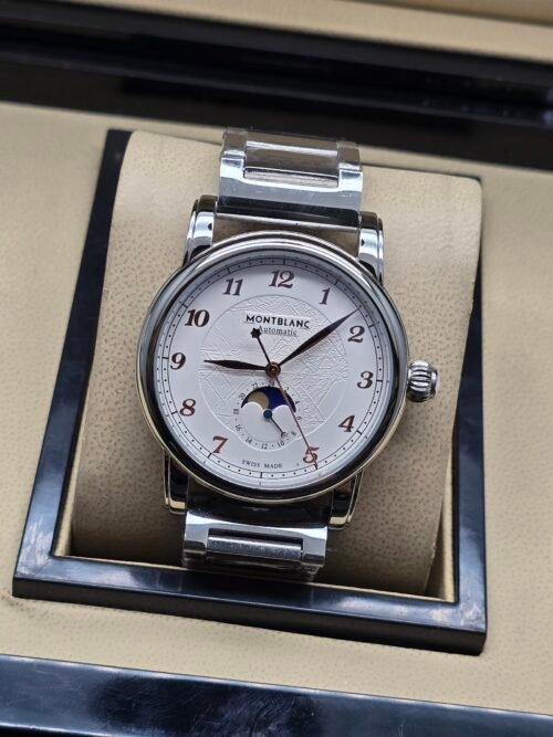 Montblanc — esfera blanca con números rojos, fases lunares y brazalete de acero