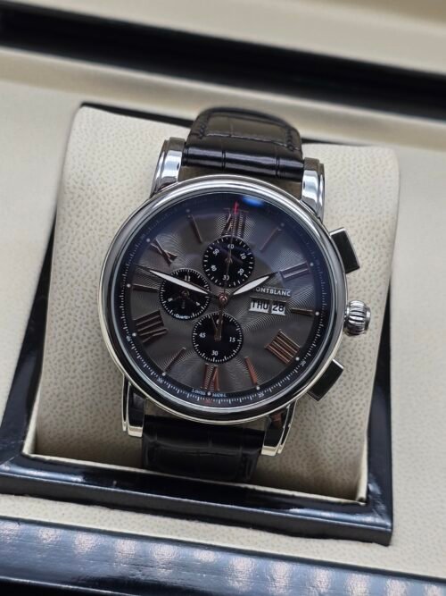 Montblanc — cronógrafo con esfera gris y números romanos rojos, correa de cuero negra