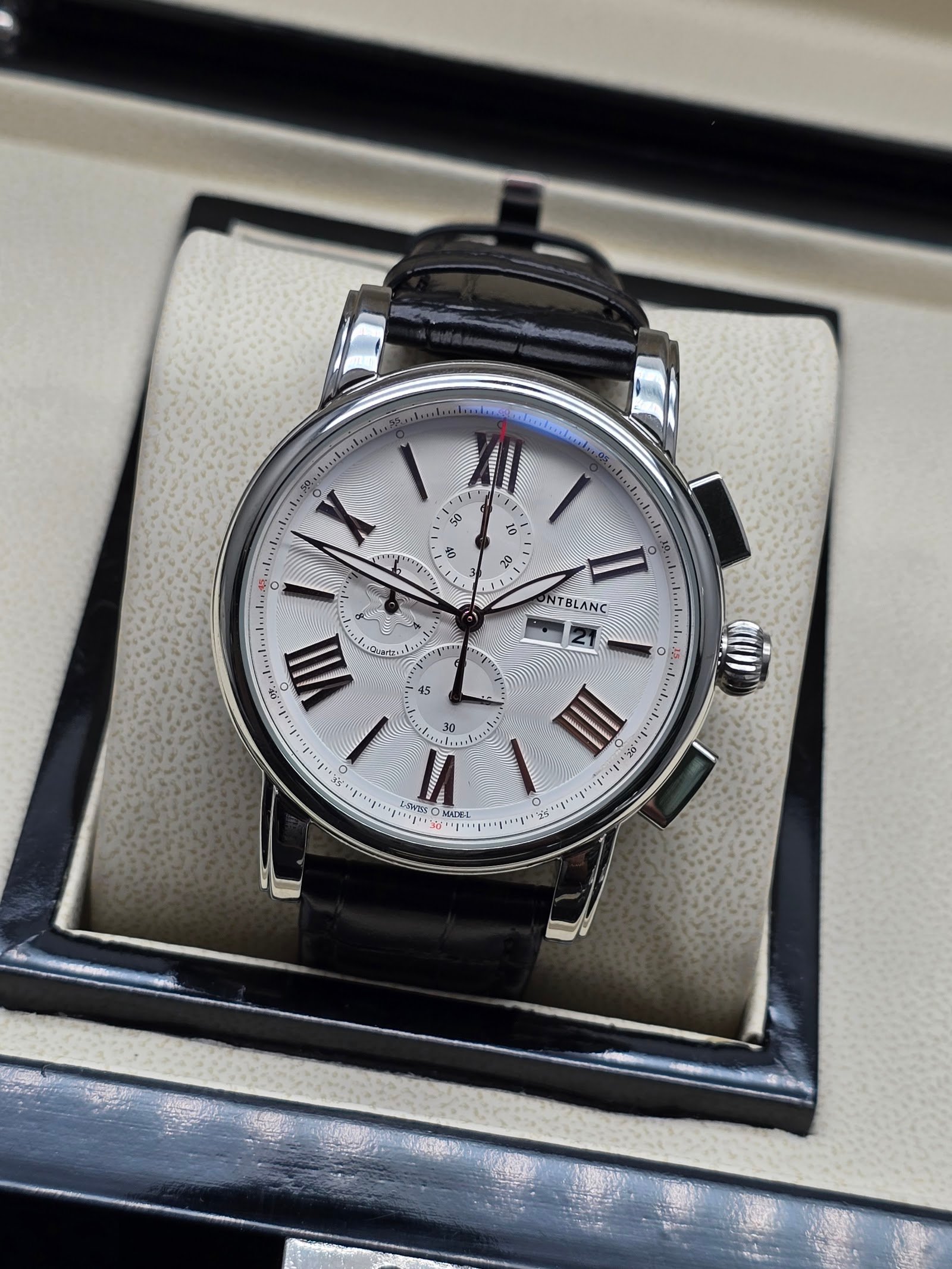 Montblanc — cronógrafo con esfera blanca y números romanos rojos, correa de cuero negra