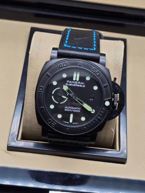 Panerai — esfera negra con detalles verdes, caja negra y correa negra con costuras azules