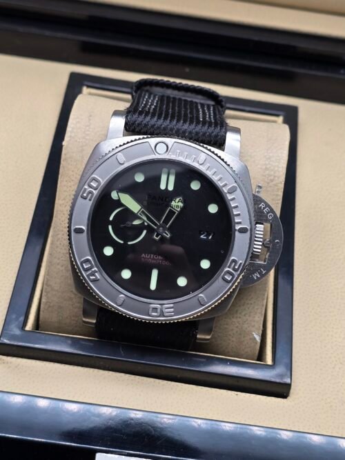 Panerai — esfera negra, bisel de acero y correa de tela negra