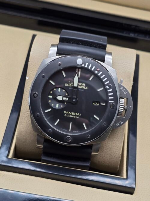 Panerai — esfera negra, caja negra y correa de caucho negra