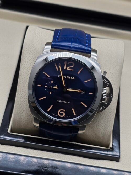 Panerai — esfera azul con números naranjas, caja de acero y correa azul