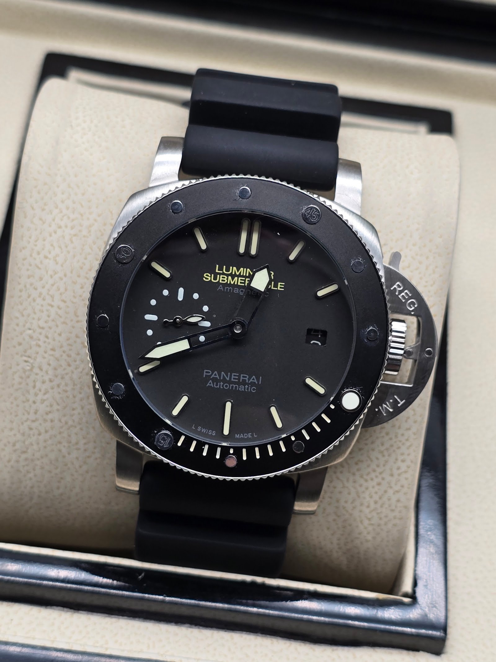 Panerai — esfera negra, bisel negro y correa de caucho negra