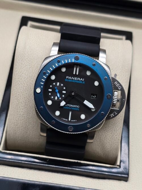 Panerai — esfera negra, bisel azul y correa de caucho negra