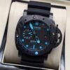 Panerai — caja de carbono, esfera negra con detalles azules y correa de caucho negra