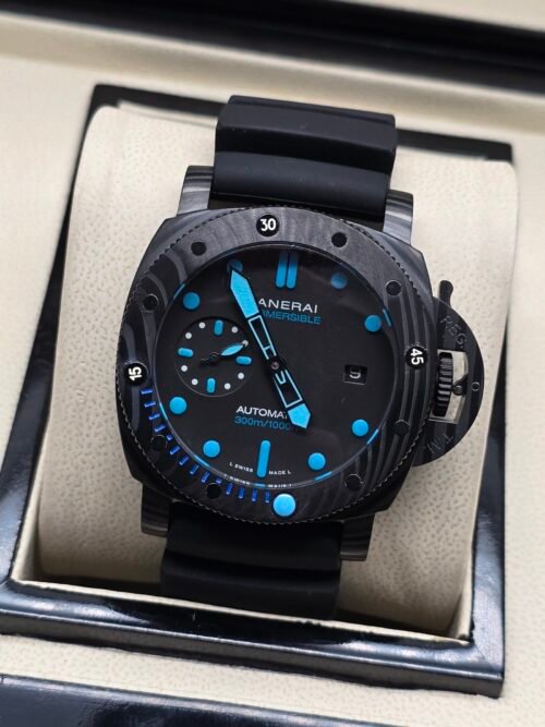 Panerai — caja de carbono, esfera negra con detalles azules y correa de caucho negra