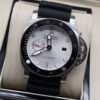 Panerai — esfera gris clara, bisel negro y correa de caucho negra