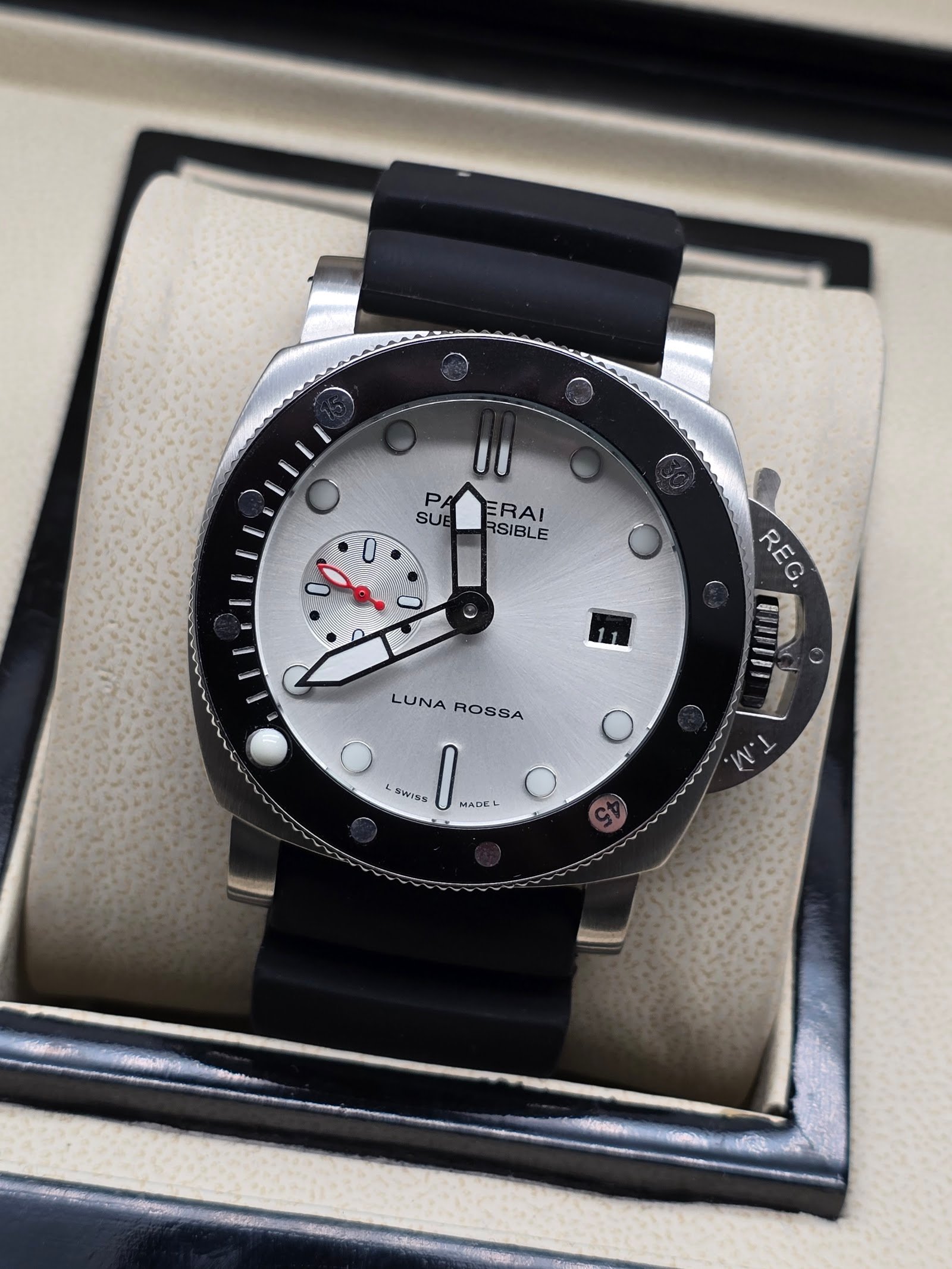 Panerai — esfera gris clara, bisel negro y correa de caucho negra