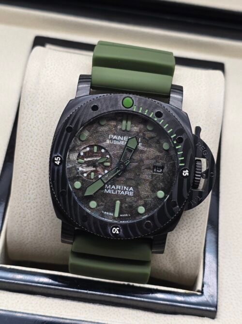 Panerai — caja de carbono, esfera camuflada y correa verde militar