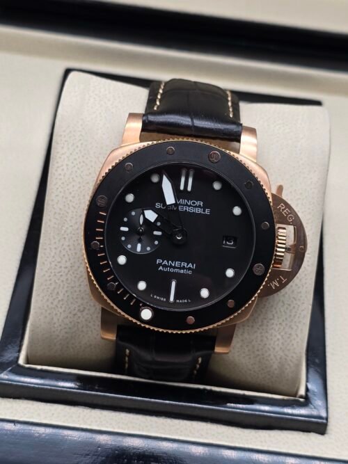 Panerai — esfera negra, caja oro rosa y correa de cuero negra