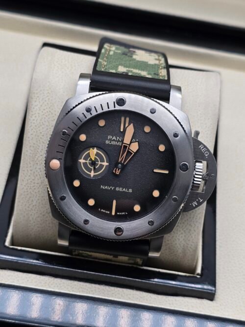 Panerai — esfera negra con detalles beige, caja de acero y correa camuflada
