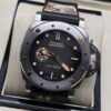Panerai — esfera negra con detalles beige, caja gris y correa camuflada