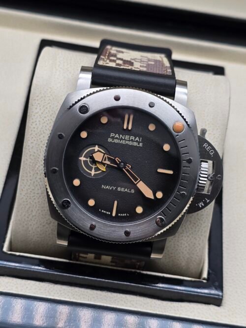 Panerai — esfera negra con detalles beige, caja gris y correa camuflada
