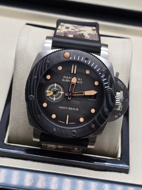 Panerai — caja de carbono, esfera negra con detalles naranjas y correa camuflada