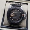 Panerai — caja de carbono, esfera negra con detalles beige y correa camuflada