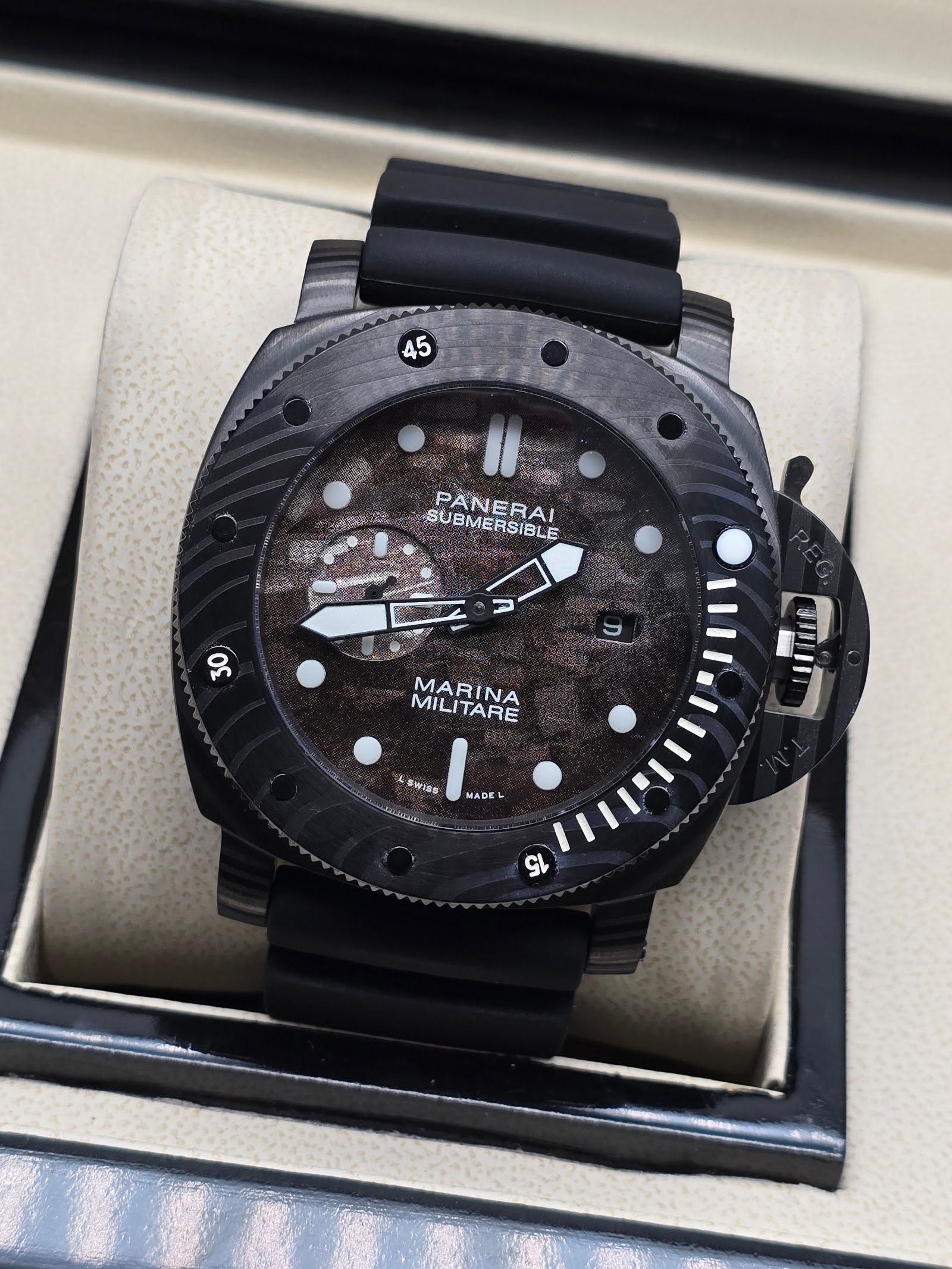 Panerai — caja de carbono, esfera camuflada marrón y correa de caucho negra