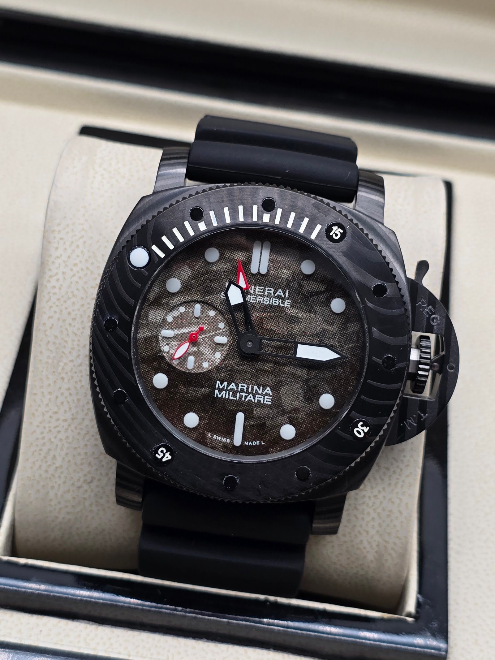 Panerai — caja de carbono, esfera camuflada gris y correa de caucho negra