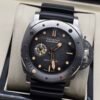 Panerai — esfera negra con detalles beige, caja gris y correa de caucho negra