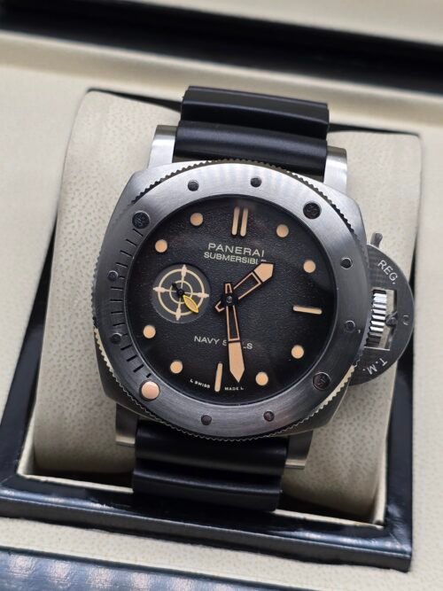 Panerai — esfera negra con detalles beige, caja gris y correa de caucho negra