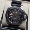 Panerai — esfera negra con detalles beige, caja de acero y correa de caucho negra
