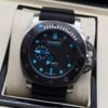 Panerai — caja de carbono, esfera negra con detalles azules y brazalete negro