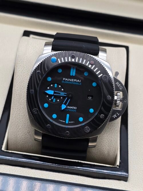 Panerai — caja de carbono, esfera negra con detalles azules y brazalete negro